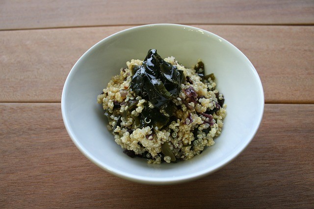 Zuppa di quinoa con verdure invernali, la ricetta sana da provare